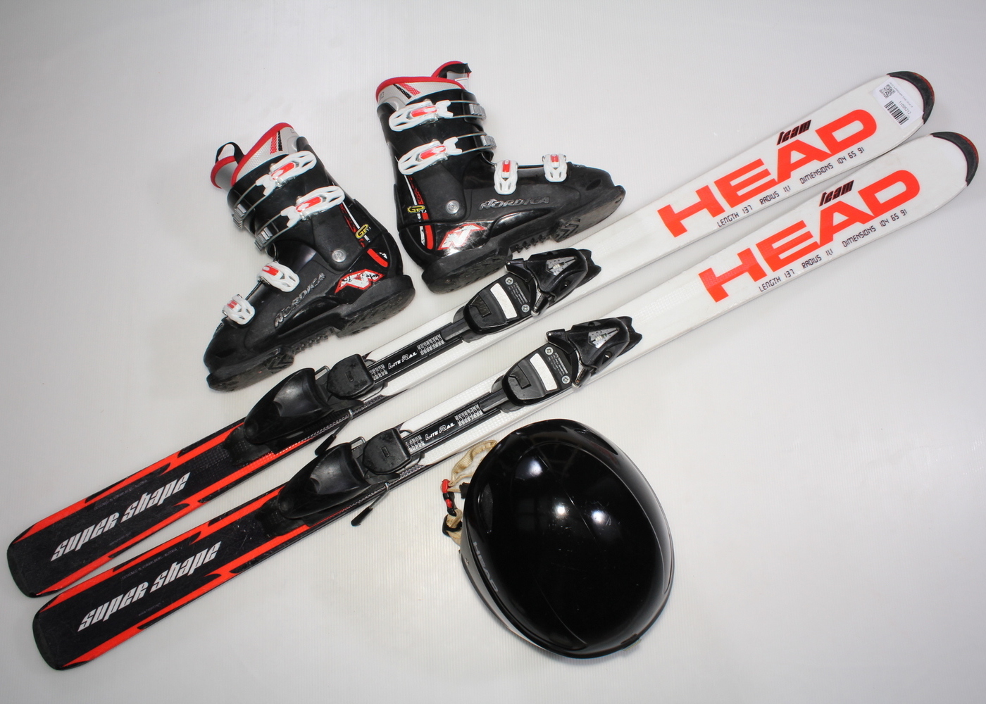 Dětské lyže HEAD SUPERSHAPE TEAM 137 cm + lyžáky  38.5EU + helma